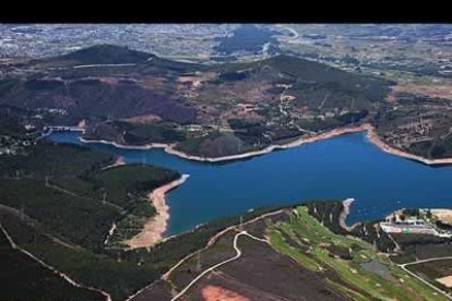 Embalse de Bárcena y campo del Club de Golf de Congosto, la central térmica de Compostilla II, Fuentesnuevas y vista general del Hospital del Bierzo