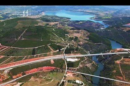 Hospital del Bierzo y Fuentesnuevas, polígono industrial de La Llanada, con el embalse de Bárcena al fondo, y autovía del Noroeste y N-VI sobre el río Sil