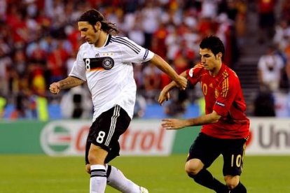 Al principio del partido los alemanes fueron mejores ante una selección muy tímida, que tardó en acercarse a Lehmann.