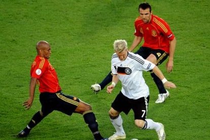 El juego no era bueno y discurría, sobre todo en el centro del campo, donde ambos seleccionadores alinearon a cinco jugadores por escuadra.