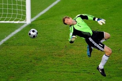 Entonces una buena jugada colectiva española propició una buena ocasión de gol ante la que respondió el ex portero del Arsenal.