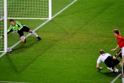 Fernando Torres fue protagonista unos minutos después al disparar al palo. Fue la antesala de su gol.
