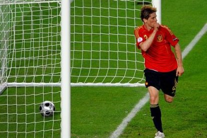 Lehmann volvió a sufrir ante los ataques españoles. Los repelió como pudo hasta el minuto 32. Entonces Xavi asistió a Fernando Torres, el Niño se fue de Lahm y del portero y alojó el balón en la portería. España había marcado.