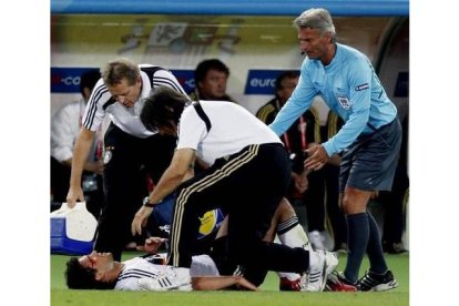 Alemania perdía y, además, tuvo que jugar con un hombre menos durante un rato. Ballack sufrió un corte y tuvo que ser atendidao en la banda. Volvió al campo.