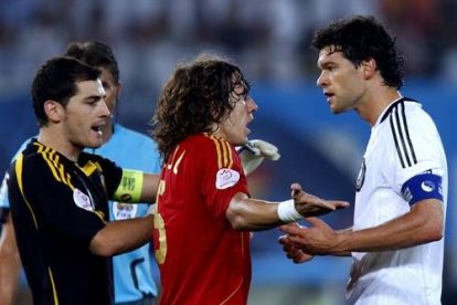 El centrocampista alemán aún tuvo tiempo de montar una bronca con Puyol y Casillas tras hacer una fuerte entrada a Cesc. El árbitro zanjó el incidente con tarjeta amarilla para los dos capitanes.