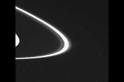 Poco después comenzó a enviar las imágenes más cercanas que nunca se han tomado de los anillos de Saturno.