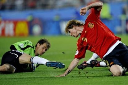 Comenzó la segunda parte. España era mejor y llevaba peligro sobre la portería de Lehmann. Luis mantenía el once de la primera parte. Löw reemplazó al lateral Lahm, que había fallado en el gol, por Jansen
