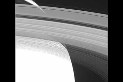 Entre los aspectos que intentará desvelar, con el apoyo de la sonda Huygens que trabajará en la superficie de la luna saturniana de Titán se encuentra el origen de los anillos.
