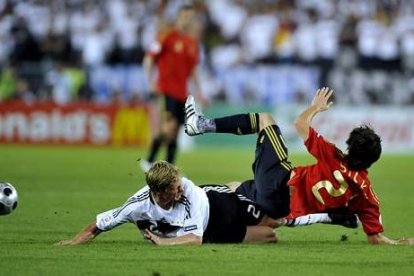 En el minuto 60 tuvo lugar la reacción alemana. Los hombres de Löw crearon bastante peligro ante el área de Casillas. Luis Aragonés tuvo que reaccionar.