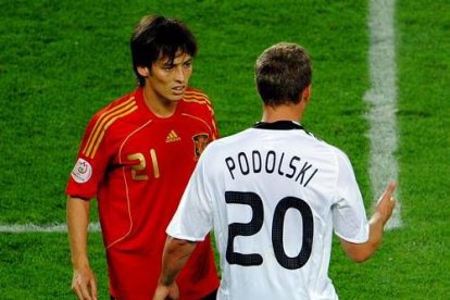 Poldoski y Silva se picaron. Los alemanes reclamaron una agresión, pero el árbitro solo pitó falta. Poco después Silva fue sustituido por Cazorla. Antes Aragonés había reemplazado a Cesc por Xabi Alonso.