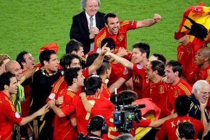 Toda la plantilla y el seleccionador celebran la consecución del título.  Autor: