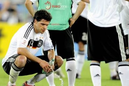 Michael Ballack, decepcionado tras perder su segunda final de un gran torneo. La selección fue mejor que Alemania.
