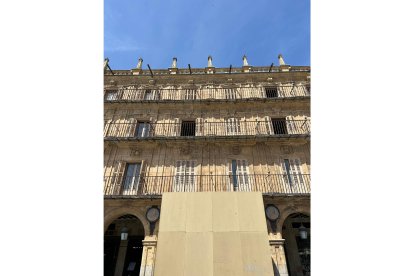 El medallón se colocará en el pabellón real, a la izquierda de la Casa Consitorial salmantina. AYTO. SALAMANCA