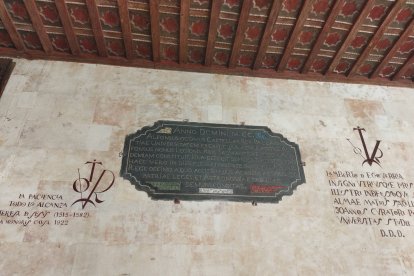 Único recuerdo a Alfonso IX en las Escuelas Mayores. DL