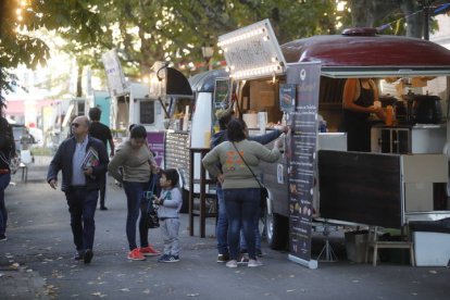 Come y calle en el Parque de San Francisco. RAMIRO
