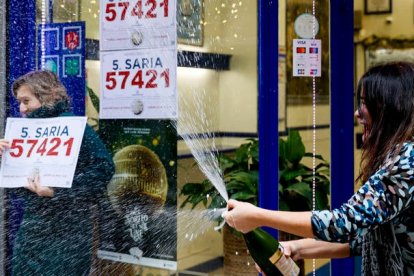 Celebraciones este viernes en la administración de Lotería de la calle Ledesma, en el centro de Bilbao, que ha vendido 90 series de uno de los quintos premios de la Lotería de Navidad (57421), con lo que ha repartido 5.400.000 euros. EFE