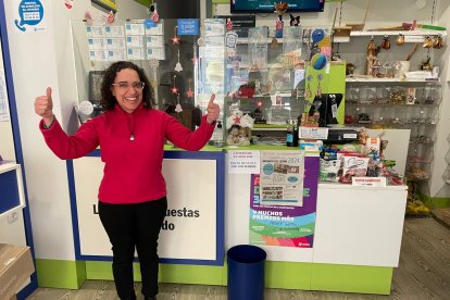 Aurora Arias, de la administración de lotería de Astorga, donde se ha vendido un quinto premio. DL