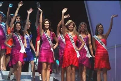 Aunque faltaron varias celebridades anunciadas, 7.500 personas disfrutaron en vivo de la elección de Miss Universo, que se celebró en un grandioso escenario cubierto próximo al monumento Mitad del Mundo.