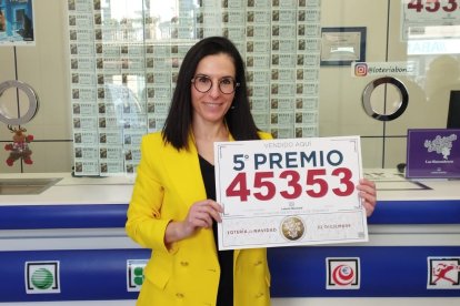 Cristina Manso, de la administración de Boñar que ha repartido un quinto premio. CAMPOS