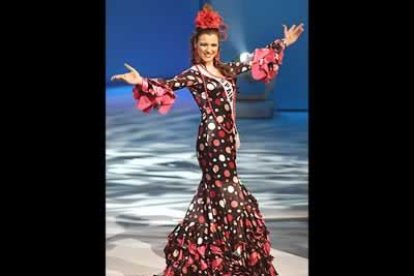 La representante española lució un original traje de sevillana.