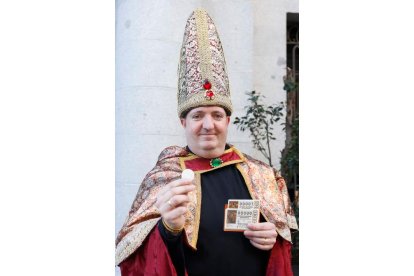 El hostelero leonés Juanma López, ayer jueves en las puertas del Palacio Real. EFE