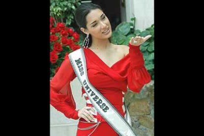 Amelia Vega la anterior Miss Universo cedió su reinado a la australiana Jennifer Hawkins .