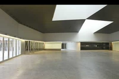 El Musac es un laberinto de nueve salas de exposiciones gigantescas envueltas por amplias paredes de hormigón blanco revestido. El interior, pensado para espacios versátiles gracias a las puertas metálizadas móviles.