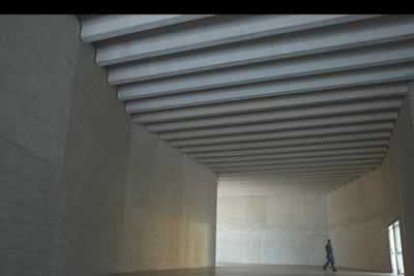 Si algo destaca en el interior, es la amplitud de las salas de exposiciones, con paredes que en algunos puntos alcanzan los 15 metros de altura, lo que será problemático, por ejemplo, para cambiar bombillas.