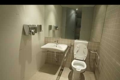 Como todo edificio moderno que se precie, el Musac dispone de equipamiento para facilitar el disfrute de las instalaciones para los  minusválidos. En la imagen, uno de los baños construídos para este colectivo.