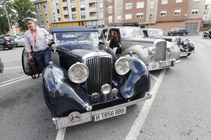Bentley estacionado en la plaza de Tierno Galván. L. DE LA MATA