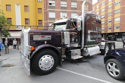 Un enorme camión americano acompaña a los coches históricos. L. DE LA MATA