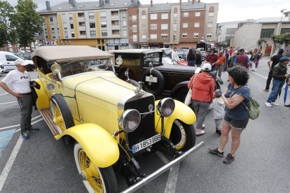 Los coches estacionaron en la plaza Tierno Galván. L. DE LA MATA