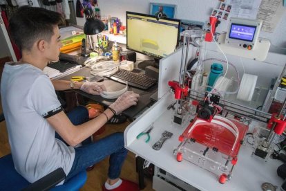 Jaime, un estudiante de 18 años, imprime en su casa armazones para el personal sanitario en Zaragoza. JAVIER CEBOLLADA