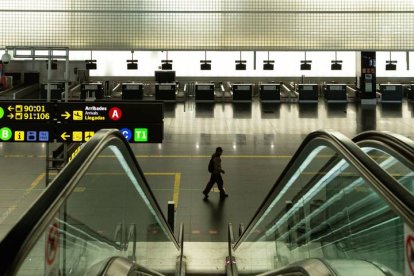 Una persona este martes en el interior de la T2 del Aeropuerto Barcelona-El Prat. ENRIC FONTCUBERTA
