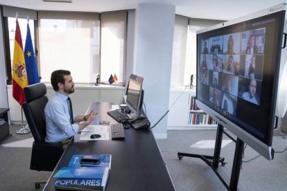 Fotografía facilitada por el Partido Popular que muestra al líder de dicha formación, Pablo Casado mientras participa en el comité de dirección del partido por videoconferencia en Madrid . TAREK