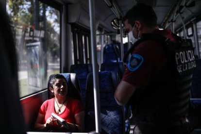 La policía argentina realiza controles en el transporte público. JUAN IGNACIO RONCORONI