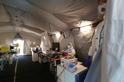 Sanitarios italianos trabajan en estas estructuras temporales para afrontar el coronavirus. FILIPPO VENEZIA