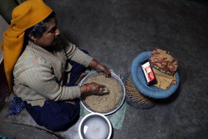 Una mujer de la India observa en su móvil al Primer Ministro dirigirse a su nación. SANJAY BAID