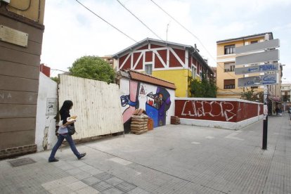 Imagen de la antigua casa de los guardas desde Ramón y Cajal. RAMIRO