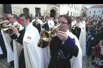 Las angostas calles que rodean a la plaza del Grano y confluyen en la iglesia del Mercado albergan con las últimas luces del día a centenares de personas que esperan la primera procesión de la Pasión.