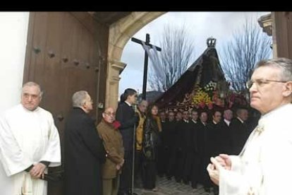 Un intenso repique de campanas acompañó, pasados ya varios minutos de las ocho, la salida de la Dolorosa de su morada, aquella que le da cobijo todo el año.