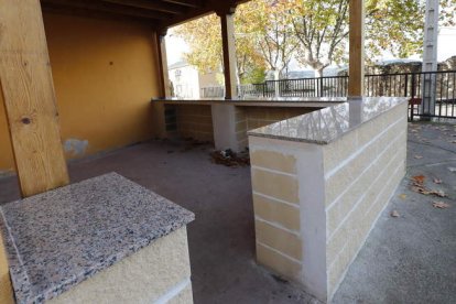 Aspecto que presentaba ayer la obra en zona protegida, sin permiso de Patrimonio. ANA F. BARREDO