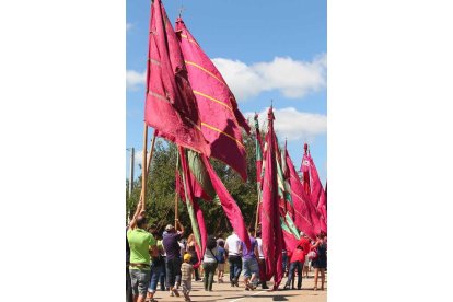 Imagen de alguno de los 17 pendones que escoltaron a la imagen. Norberto.