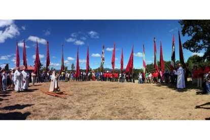 Los fieles, junto a la imagen y los 17 pendones, en el alto. Norberto.