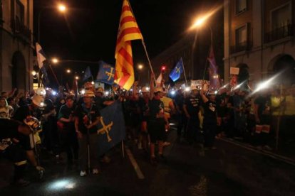 Las banderas asturianas y leonesas se exhibieron en la capital