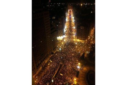 Las luces mineras enmarcaron el camino sobre Madrid