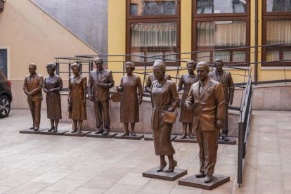 Las esculturas de la familia González Díez, mirando hacia México. MIGUEL F. B.