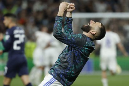 Benzema, con su gol de penalti, puso la guinda a la clasificación del Real Madrid al anotar el definitivo 3-1. JUANJO MARTÍN
