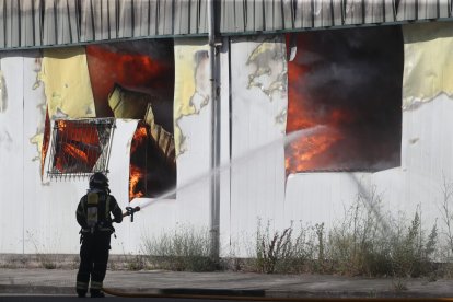 Los bomberos no pudieron acceder al interior de las naves para sofocar el incendio. L. DE LA MATA