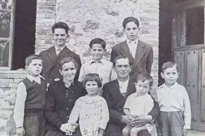 Felicísimo Martínez, de pie en el centro, entre sus hermanos que ya vestían chaqueta de traje. DL
